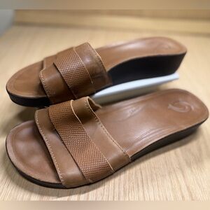 OluKai Ola Huna Brown Leather Toe Post Slides Women's Size 9